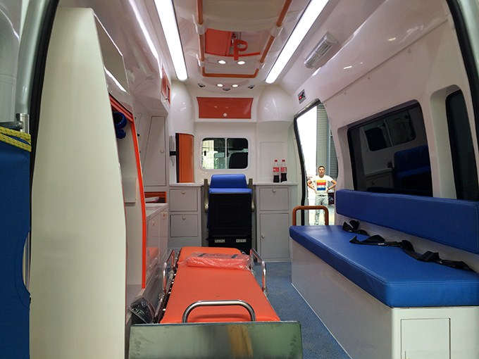 福特V348長軸超人高頂監(jiān)護型救護車 福特V348長軸超人高頂監(jiān)護型救護車